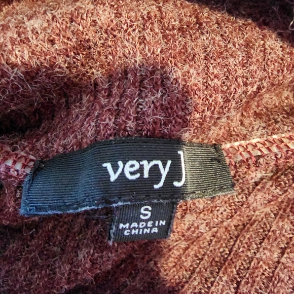 Very J Plum Colored 3/4 Sleeve Cowl Neck Sweater With Two Front Pockets Sz Small - Picture 6 of 6
